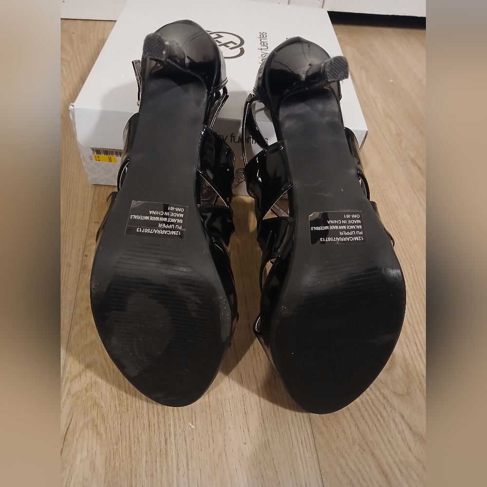 Daisy Fuentes Black Patent Strappy Heels - Picture 4 of 12